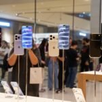 Jajaran iPhone 18 Pro dipajang pada dudukan di Apple Store