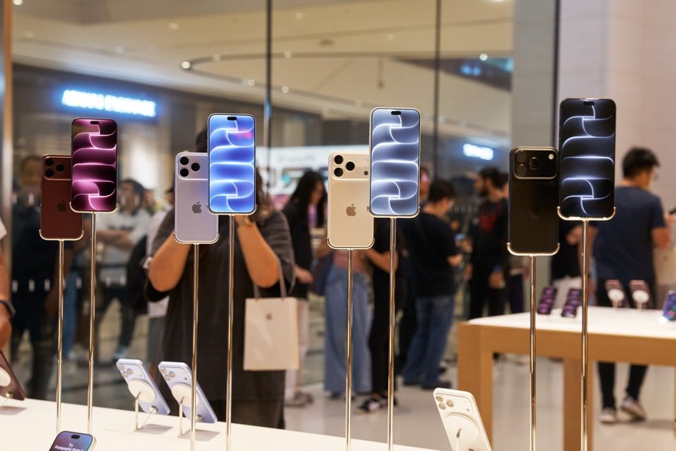 Jajaran iPhone 18 Pro dipajang pada dudukan di Apple Store