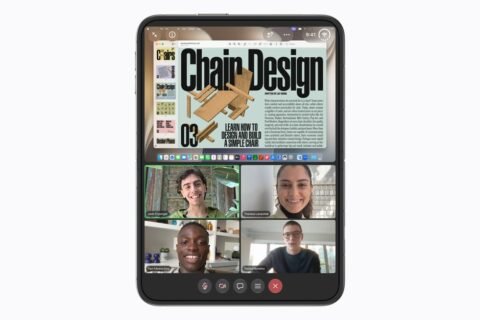 iPhone Duo terbuka menampilkan majalah digital di bagian atas dan panggilan video dengan beberapa peserta di bagian bawah layar.