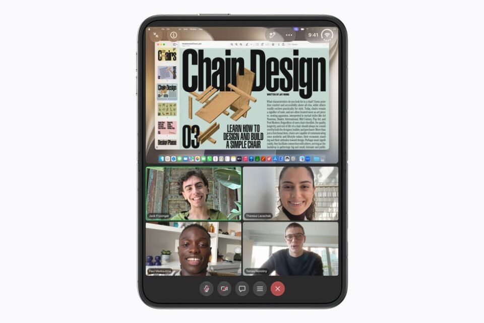 iPhone Duo terbuka menampilkan majalah digital di bagian atas dan panggilan video dengan beberapa peserta di bagian bawah layar.