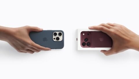 Dua tangan memegang iPhone 18 Pro, dengan perangkat berwarna merah gelap di sisi kanan dan perangkat berwarna biru gelap di sisi kiri.