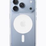 Casing transparan resmi terpasang pada iPhone 18 Pro berwarna glacier, dengan modul kamera dan lingkaran MagSafe terlihat di bagian belakang.