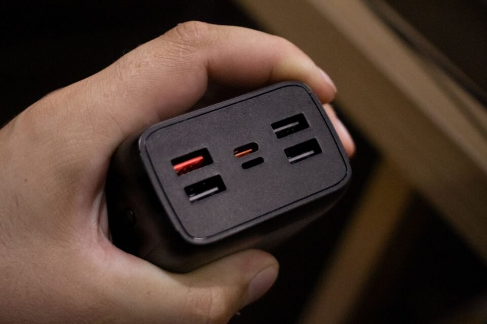 Adaptor pengisian dengan beberapa port USB-A dan USB-C.