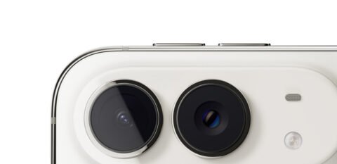Close-up dua kamera belakang iPhone Duo pada bodi berwarna putih.