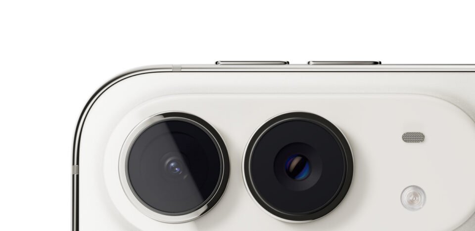 Close-up dua kamera belakang iPhone Duo pada bodi berwarna putih.