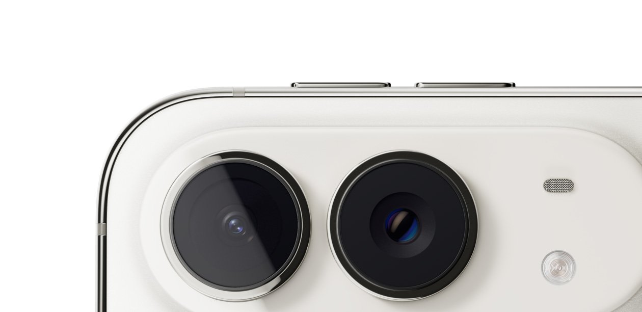 Close-up dua kamera belakang iPhone Duo pada bodi berwarna putih.