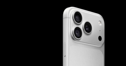 Bodi belakang iPhone 18 Pro berwarna silver.