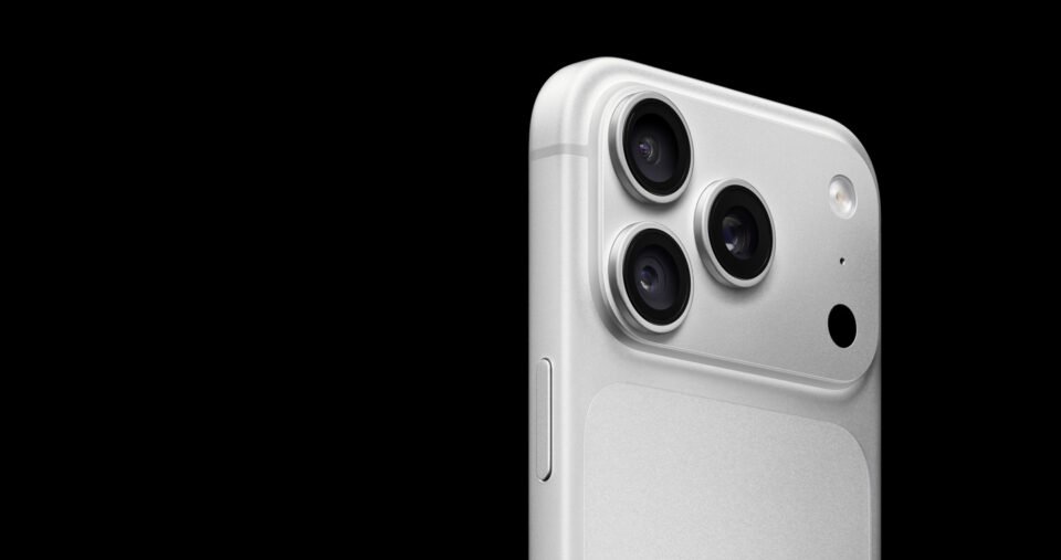 Bodi belakang iPhone 18 Pro berwarna silver.