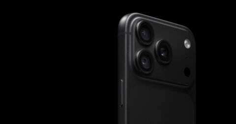 Bodi belakang dan kamera iPhone 18 Pro berwarna hitam.