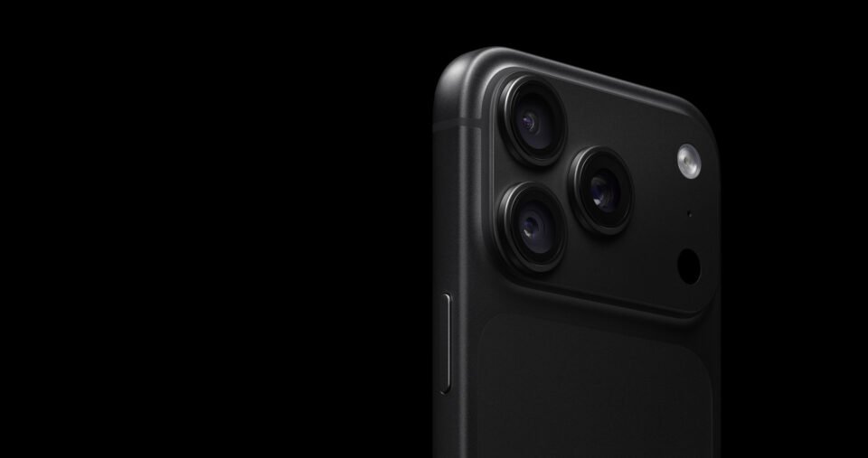 Bodi belakang dan kamera iPhone 18 Pro berwarna hitam.
