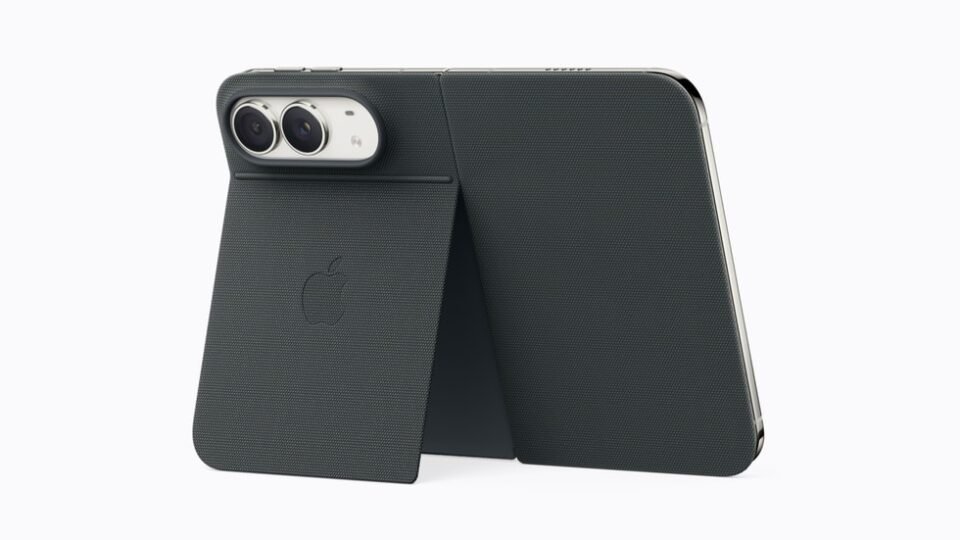 iPhone Duo memakai folio navy blue dengan penyangga.