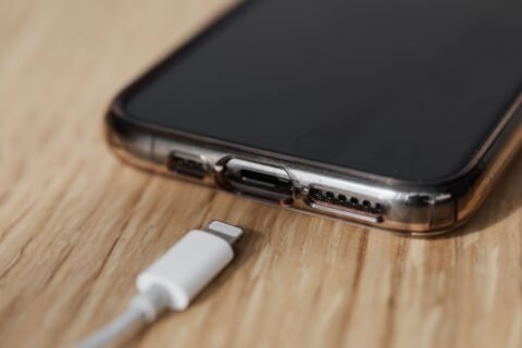 Konektor kabel Lightning di dekat port pengisian iPhone.
