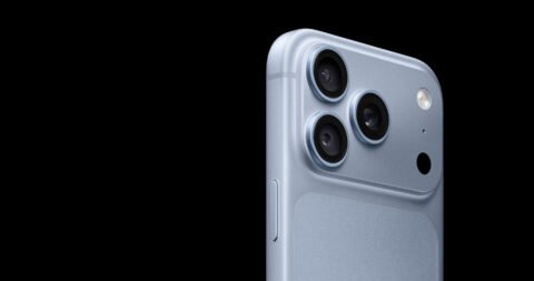 Close-up bodi dan kamera iPhone 18 Pro berwarna glacier.