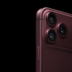 Close-up bodi dan kamera iPhone 18 Pro berwarna burgundy.