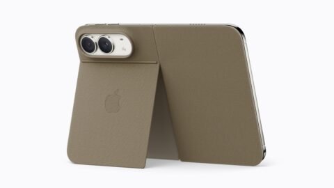 iPhone Duo memakai folio taupe dengan penyangga di bagian belakang.