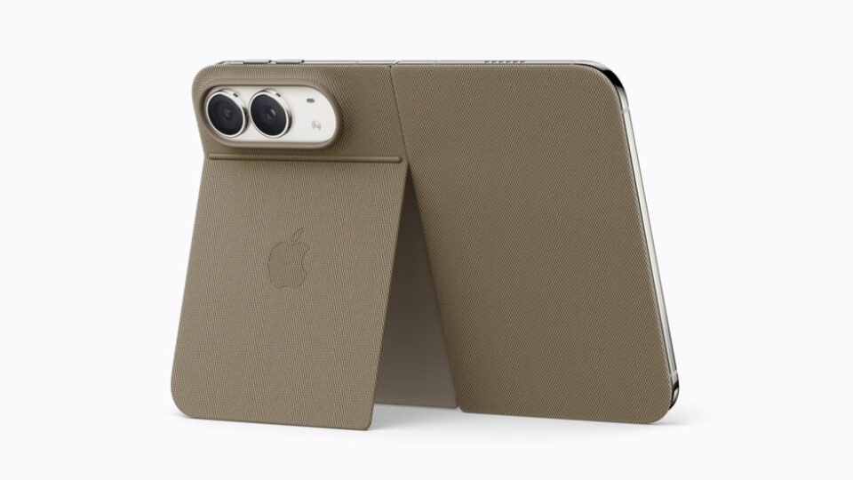 iPhone Duo memakai folio taupe dengan penyangga di bagian belakang.