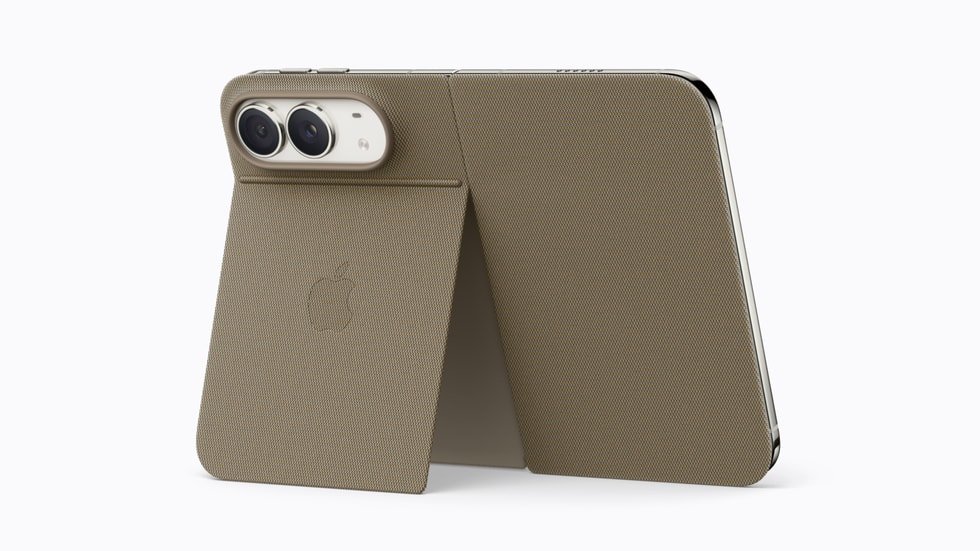 iPhone Duo memakai folio taupe dengan penyangga di bagian belakang.