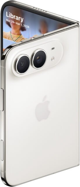 Bagian belakang iPhone Duo menampilkan dua kamera dan bodi yang sedikit terbuka.