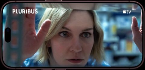 iPhone 18 Pro dalam posisi horizontal menampilkan konten Apple TV.