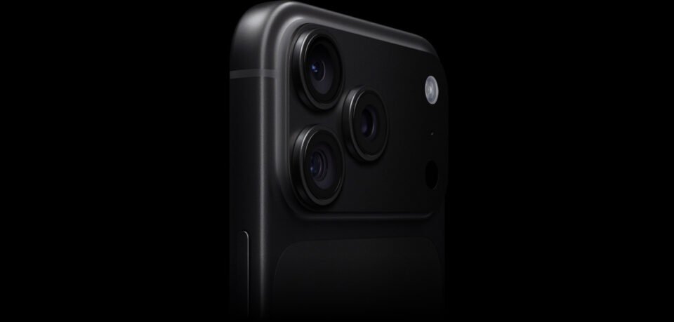 Close-up bodi dan kamera belakang iPhone 18 Pro berwarna hitam.
