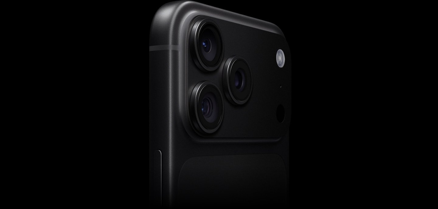 Close-up bodi dan kamera belakang iPhone 18 Pro berwarna hitam.