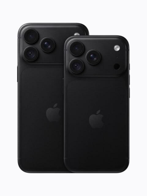 Tampilan belakang iPhone 18 Pro dan iPhone 18 Pro Max berwarna hitam.