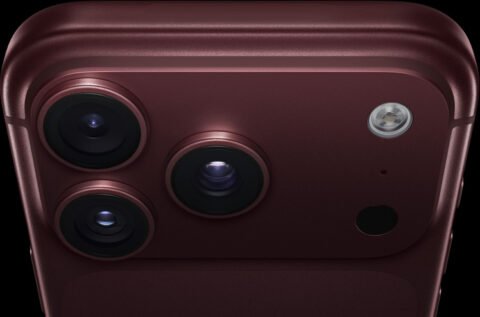 Close-up sistem kamera belakang iPhone 18 Pro berwarna burgundy.