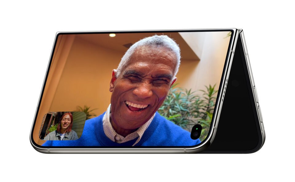 iPhone Duo dilipat membentuk penyangga saat menampilkan panggilan video.