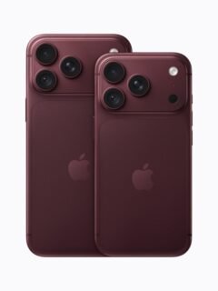 Tampilan belakang jajaran iPhone 18 Pro berwarna burgundy.