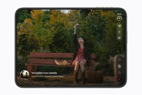iPhone Duo dalam posisi horizontal menampilkan antarmuka Netflix.