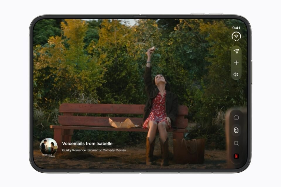 iPhone Duo dalam posisi horizontal menampilkan antarmuka Netflix.