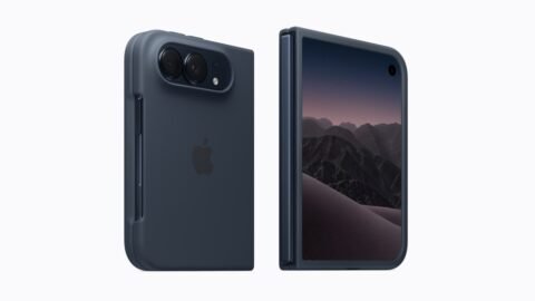 iPhone Duo terlipat dengan casing navy blue, dilihat dari depan dan belakang.