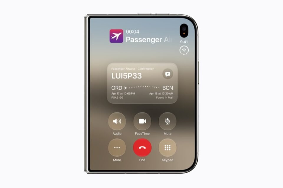 Layar luar iPhone Duo menampilkan panggilan dan konteks perjalanan udara.