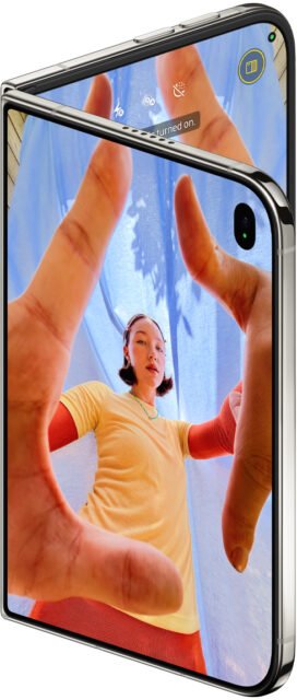 iPhone Duo sedikit terbuka dengan tampilan kamera pada layar luar dan dalam.