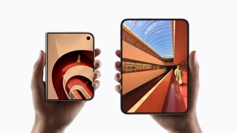 Dua iPhone Duo dipegang berdampingan: satu terlipat dengan layar luar terlihat dan satu terbuka dengan layar dalam terlihat.