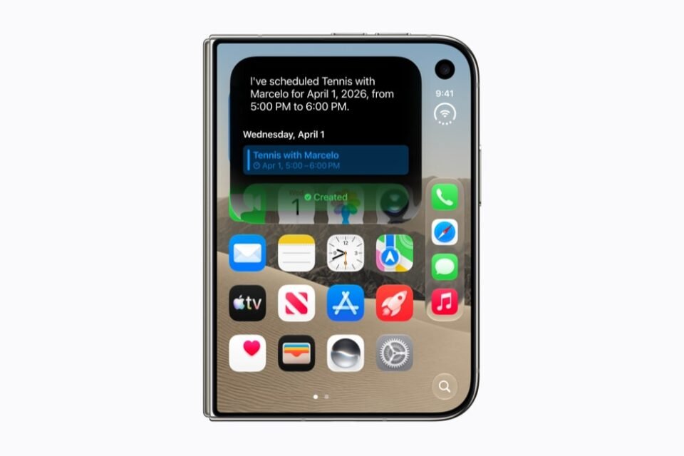 iPhone Duo terbuka menampilkan layar utama dan notifikasi Siri yang membuat jadwal pertandingan tenis.