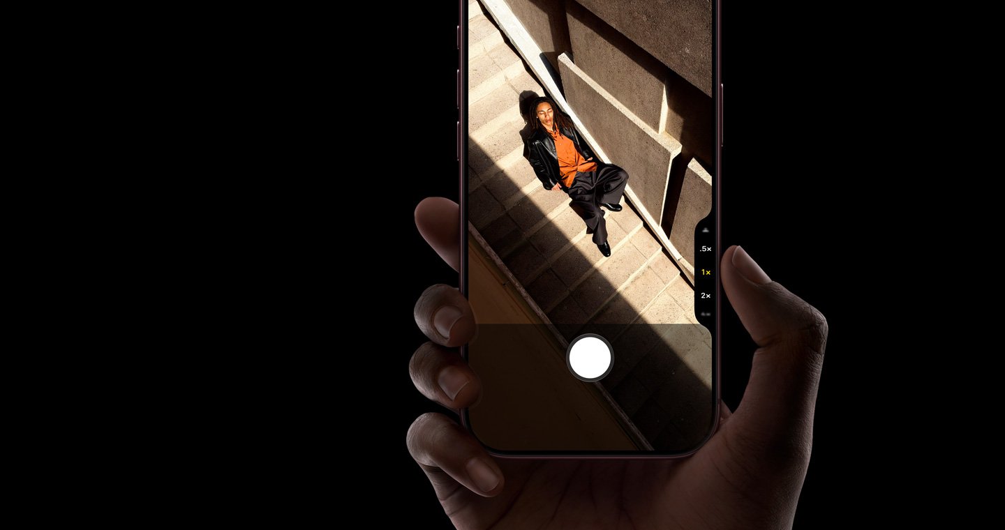 iPhone 18 Pro dipegang dengan satu tangan, menampilkan aplikasi kamera pada layarnya.