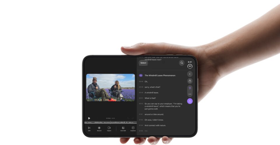 iPhone Duo terbuka dalam posisi horizontal dan dipegang dengan satu tangan, menampilkan aplikasi Detail pada layar.