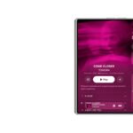 iPhone Duo terlipat menampilkan aplikasi musik pada layar luar