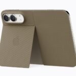iPhone Duo Folio berwarna taupe dalam posisi berdiri dengan penutup dan dudukan terbuka.