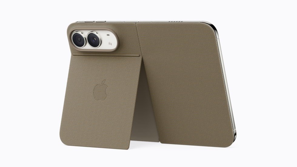 iPhone Duo Folio berwarna taupe dalam posisi berdiri dengan penutup dan dudukan terbuka.