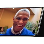 iPhone Duo resmi Apple dalam posisi terbuka dan tertutup, menampilkan layar panggilan video.