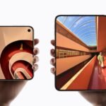 Dua iPhone Duo resmi Apple, satu dalam posisi tertutup dan satu terbuka dengan layar menampilkan gambar.