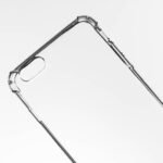Close-up casing ponsel transparan di atas latar belakang putih