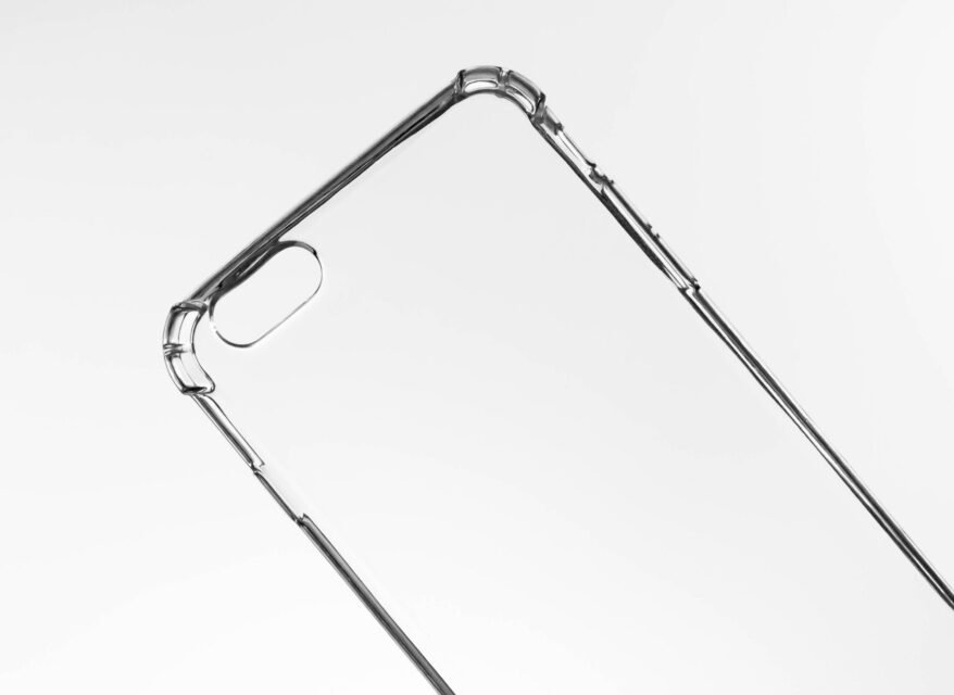 Close-up casing ponsel transparan di atas latar belakang putih