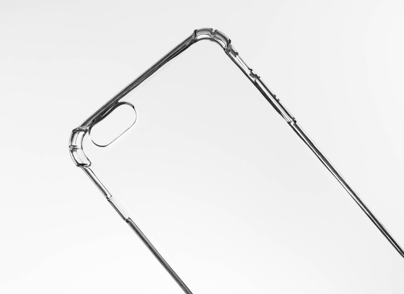 Close-up casing ponsel transparan di atas latar belakang putih