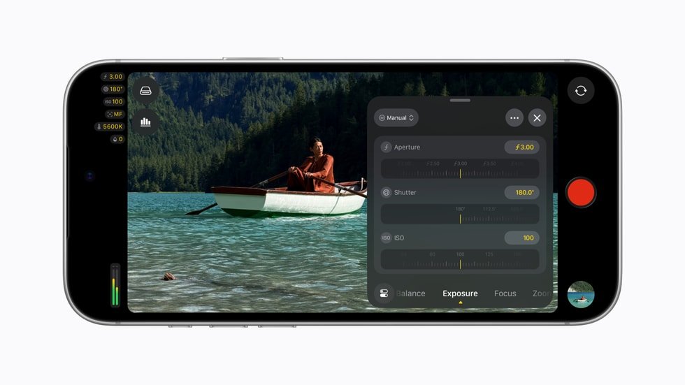 Tampilan depan iPhone 18 Pro dalam orientasi lanskap menampilkan aplikasi kamera dengan pengaturan aperture, shutter, dan ISO.