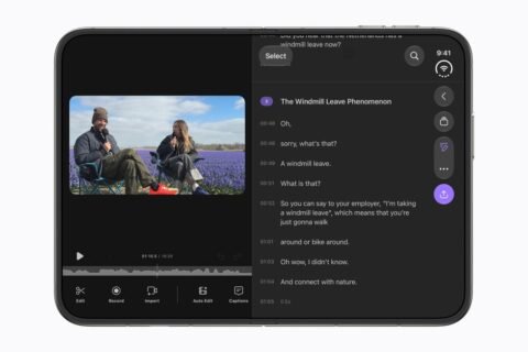 Tampilan iPhone Duo dengan dua panel layar yang menjalankan aplikasi pengeditan video dan transkrip percakapan.