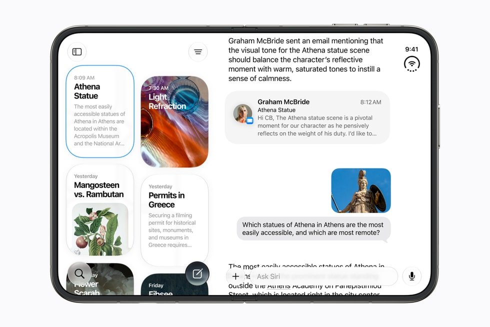 iPhone Duo terbuka menampilkan aplikasi Siri dan beberapa panel informasi pada layarnya.