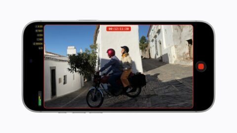 iPhone 18 Pro dalam orientasi lanskap menampilkan rekaman video pengendara sepeda motor di jalan, dengan indikator perekaman merah dan pengukur audio di layar.